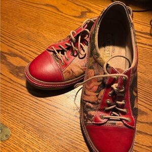 L'artiste leather Red and Floral Lace-Up Shoes